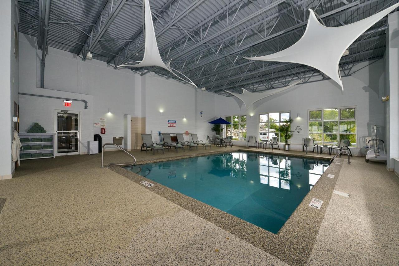 Holiday Inn Express Boston-Milford By Ihg Eksteriør bilde